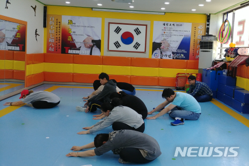 【서울=뉴시스】서울 강서구에서 발달장애인을 위한 생활체육교실을 운영하고 있다. 2018.12.04. (사진=강서구청 제공)