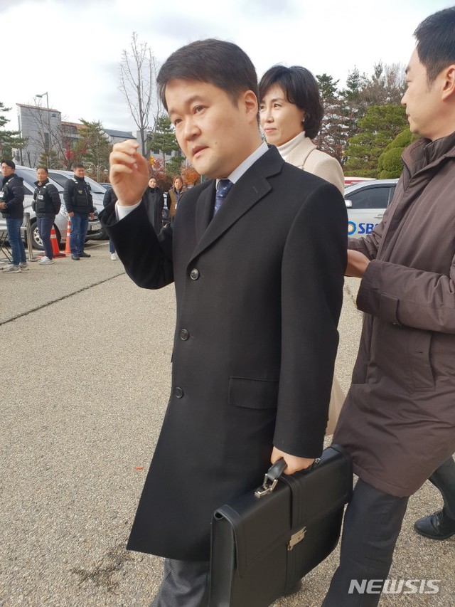 【수원=뉴시스】박다예 기자 = 이재명 경기도지사의 부인 김혜경씨가 4일 검찰 조사 4시간 만인 오후 1시55분께 점심식사를 챙기기 위해 법률대리인과 수원지검을 빠져나가고 있다. 2018.12.04photo@newsis.com