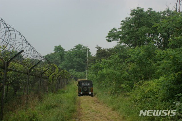 【서울=뉴시스】 국방부는 5일 여의도 면적의 116배에 달하는 3억3699만㎡의 군사시설 보호구역을 해제 또는 완화한다고 밝혔다. 위 사진은 2015년 해제된 충남 천안시 군사시설 보호구역 모습. (뉴시스DB)