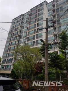【서울=뉴시스】김가윤 기자 = 서울 강동구 성내동 137, 138 성내2차e-편한세상 202동 5층 501호가 경매에 나왔다. 2004년 11월 준공한 2개동 151가구 단지로 물건은 13층 건물 중 5층이다. 전용면적은 91.9㎡, 방 3개 욕실 2개 계단식 구조다. 2018.12.05 (제공=지지옥션) yoon@newsis.com