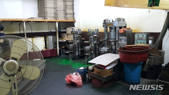 【서울=뉴시스】서울시 민생사법경찰단은 값싼 옥수수유 등을 섞어 가짜 들기름을 제조·유통한 식품제조업자 2명을 식품위생법 혐의로 입건했다고 5일 밝혔다. 2018.12.05. (사진=서울시 제공)