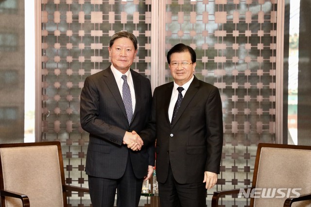 【서울=뉴시스】 4일 오후 서울 중구 웨스틴 조선호텔에서 GS건설 허명수 부회장(왼쪽)이 찐 딘 즁 베트남 부총리(오른쪽)와 악수하고 있다. (GS건설 제공)