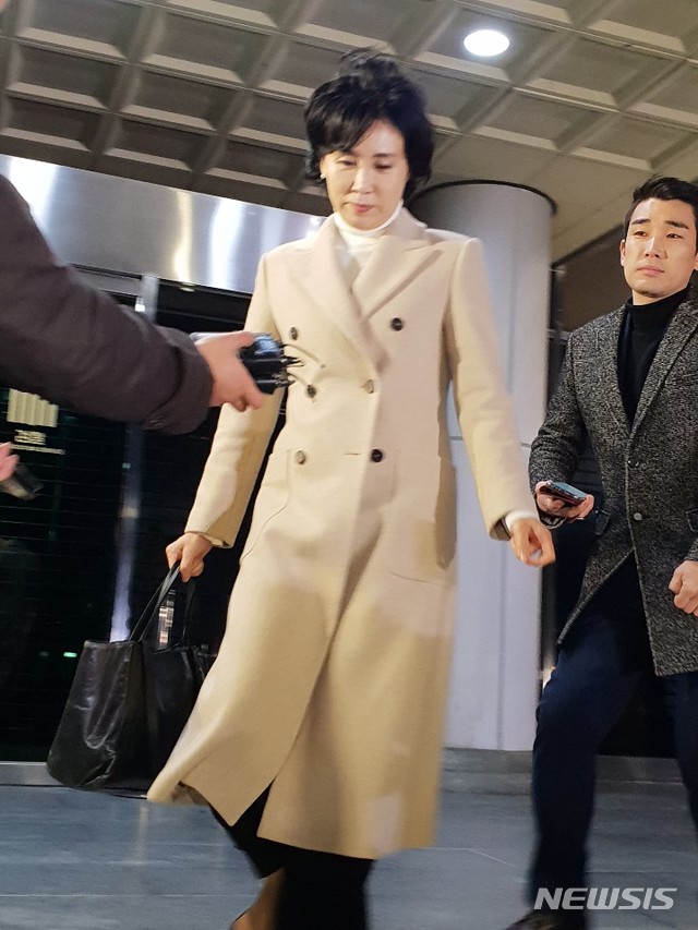 【수원=뉴시스】박다예 기자 = 이재명 경기도지사의 부인 김혜경씨가 4일 오전 10시5분께 수원지검에 출석한 지 11시간 만에 귀가하기 위해 검찰청 현관을 빠져나오고 있다. 2018.12.04pdyes@naver.com