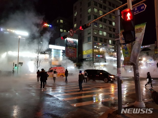 【고양=뉴시스】이경환 기자 = 4일 오후 8시43분께 경기 고양시 일산동구 백석동 백석역 3번 출구 인근에서 발생한 온수배관 파열 사고로 주변에 수증기가 가득 차 있다. 이번 온수관 파열로 주변을 지나던 시민들이 화상 등의 부상을 입어 인근 병원으로 이송됐다. 2018.12.4.  lkh@newsis.com