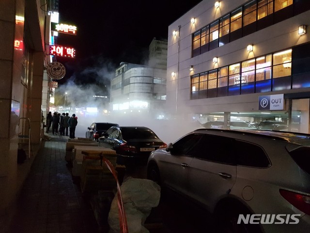 【고양=뉴시스】이경환 기자 = 4일 오후 8시30분께 경기 고양시 일산동구 백석동 백석역 3번 출구 인근에서 발생한 온수배관 파열 사고로 주변에 수증기가 가득 차 있다. 이번 온수관 파열로 주변을 지나던 시민들이 화상 등의 부상을 입어 인근 병원으로 이송됐다. 2018.12.04. lkh@newsis.com