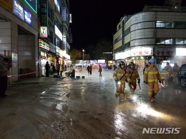 【고양=뉴시스】이경환 기자 = 4일 오후 8시43분께 경기 고양시 일산동구 백석동 백석역 3번 출구 인근에서 발생한 온수배관 파열 사고 현장을 소방대원들이 둘러보고 있다. 이번 온수관 파열로 주변을 지나던 시민들이 화상 등의 부상을 입어 인근 병원으로 이송됐다. 2018.12.4.  lkh@newsis.com