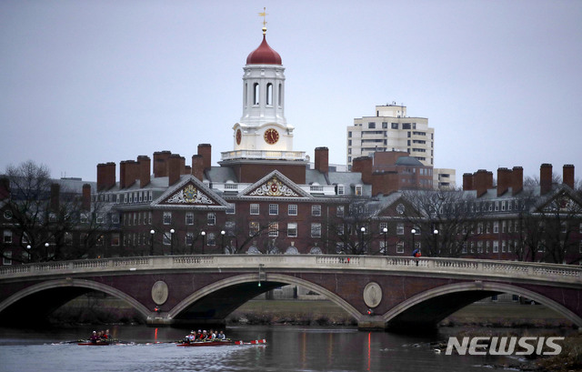 【케임브리지(미 매사추세츠주=AP/뉴시스】 아시아계 미국인 지원자를 차별했다는 이유로 소송에 휩싸여 있는 하버드대학이 2023년에 졸업하게 되는 조기 지원자 전형(early action) 협격자를 13일(현지시간) 발표했다. 입학허가를 받은 학생 중 아시아계 미국인은 26%로, 지난해에 비해 2%포인트 높아졌다. 2018.12.14