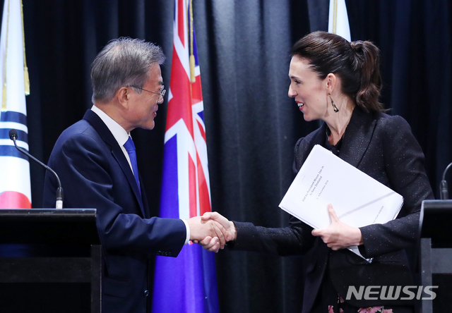 【오클랜드(뉴질랜드)=뉴시스】전신 기자 = 문재인 대통령과 재신더 아던 뉴질랜드 총리가 4일 오클랜드 코디스 호텔에서 열린 한-뉴질랜드 공동기자회견을 마친 후 악수하고 있다. 2018.12.04. photo1006@newsis.com