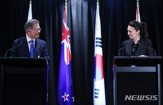 【오클랜드(뉴질랜드)=뉴시스】전신 기자 = 문재인 대통령과 재신더 아던 뉴질랜드 총리가 4일 오클랜드 코디스 호텔에서 한국-뉴질랜드 공동기자회견을 하고 있다. 2018.12.04. photo1006@newsis.com