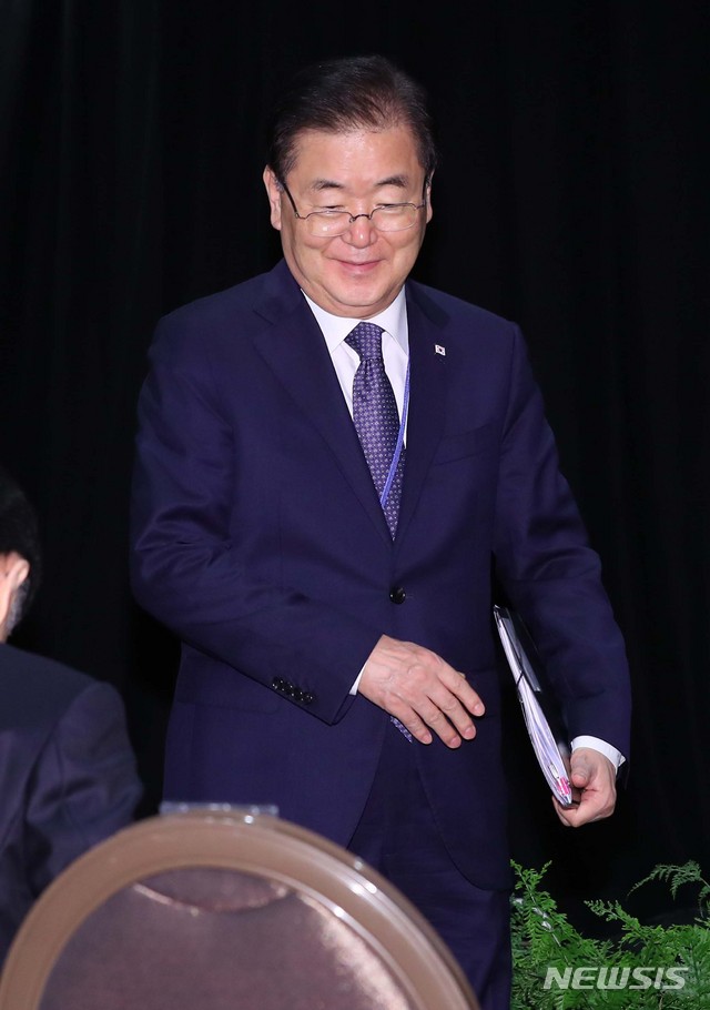 【오클랜드(뉴질랜드)=뉴시스】전신 기자 = 정의용 안보실장이 4일 오클랜드 코디스 호텔에서 열린 한-뉴질랜드 공동기자회견에 참석하고 있다. 2018.12.04. photo1006@newsis.com