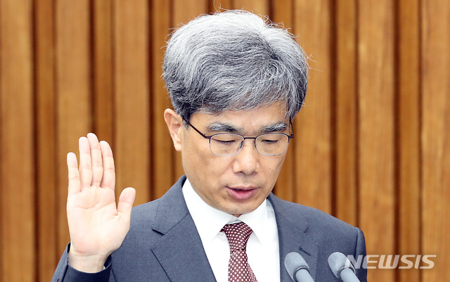 【서울=뉴시스】이종철 기자&nbsp; = 4일 서울 여의도 국회에서 열린 김상환 대법관 후보자 임명동의안 심사를 위한 인사청문회에서 김 후보자가 선서를 하고 있다. 2018.12.04.jc4321@newsis.com