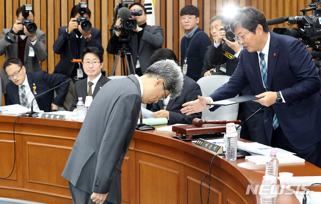 【서울=뉴시스】이종철 기자 = 4일 서울 여의도 국회에서 열린 김상환 대법관 후보자 임명동의안 심사를 위한 인사청문회에서 김 후보자가 이춘석 위원장에게 인사를 하고 있다. 2018.12.04. jc4321@newsis.com