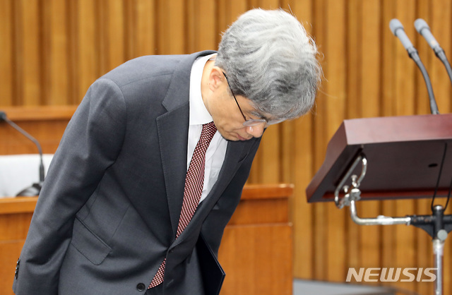 【서울=뉴시스】이종철 기자&nbsp; = 4일 서울 여의도 국회에서 열린 김상환 대법관 후보자 임명동의안 심사를 위한 인사청문회에서 김 후보자가 의원들에게 인사를 하고 있다. 2018.12.04.jc4321@newsis.com