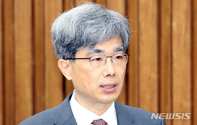 【서울=뉴시스】이종철 기자&nbsp; = 4일 서울 여의도 국회에서 열린 김상환 대법관 후보자 임명동의안 심사를 위한 인사청문회에서 김 후보자가 발언을 하고 있다. 2018.12.04.jc4321@newsis.com