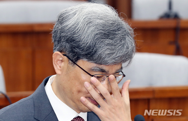 【서울=뉴시스】이종철 기자 = 4일 서울 여의도 국회에서 열린 김상환 대법관 후보자 임명동의안 심사를 위한 인사청문회에서 김 후보자가 얼굴을 가리고 있다. 2018.12.04. jc4321@newsis.com