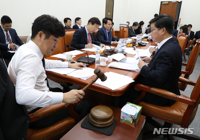【서울=뉴시스】고승민 기자 = 4일 오전 서울 여의도 국회에서 행정규제기본법, 공익신고자 보호법 일부개정법률안 등 9개 안건으로 정무위원회 법안심사제2소위원회가 열리고 있다. 2018.12.04.kkssmm99@newsis.com