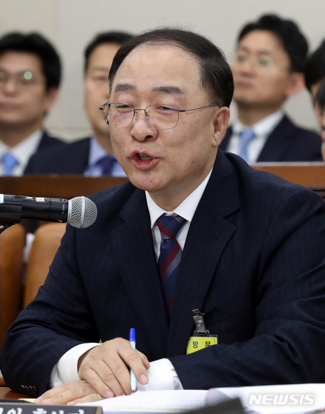 【서울=뉴시스】박영태 기자 = 4일 오전 서울 영등포구 여의도 국회에서 열린 국무위원후보자(부총리 겸 기획재정부장관 홍남기) 인사청문회에서 홍남기 후보자가 의원 질의에 답변하고 있다. 2018.12.04.since1999@newsis.com