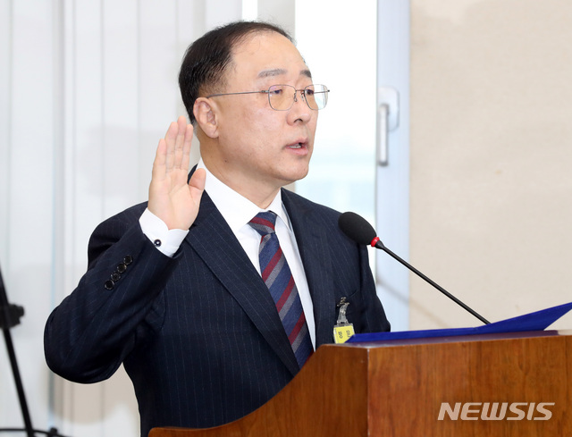 【서울=뉴시스】박영태 기자 = 4일 오전 서울 영등포구 여의도 국회에서 열린 국무위원후보자(부총리 겸 기획재정부장관 홍남기) 인사청문회에서 홍남기 후보자가 선서를 하고 있다. 2018.12.04. since1999@newsis.com