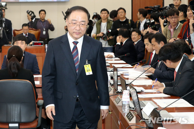 【서울=뉴시스】박영태 기자 = 4일 오전 서울 영등포구 여의도 국회에서 열린 국무위원후보자(부총리 겸 기획재정부장관 홍남기) 인사청문회에서 홍남기 후보자가 자유한국당 의원들에 인사를 한 후 자리로 돌아오고 있다. 2018.12.04. since1999@newsis.com