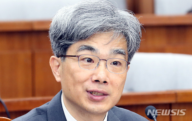 【서울=뉴시스】이종철 기자&nbsp; = 4일 서울 여의도 국회에서 열린 김상환 대법관 후보자 임명동의안 심사를 위한 인사청문회에서 김 후보자가 의원들의 질의에 답변하고 있다. 2018.12.04.jc4321@newsis.com