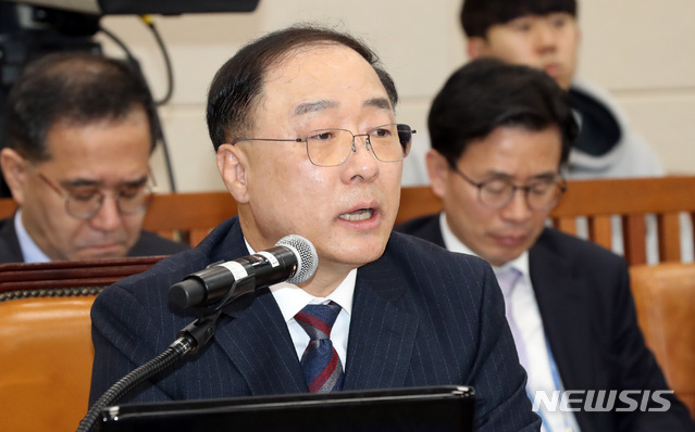 【서울=뉴시스】박영태 기자 = 4일 오전 서울 영등포구 여의도 국회에서 열린 국무위원후보자(부총리 겸 기획재정부장관 홍남기) 인사청문회에서 홍남기 후보자가 의원 질의에 답변하고 있다. 2018.12.04.since1999@newsis.com