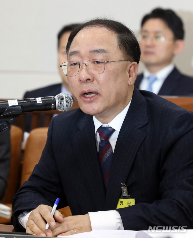 【서울=뉴시스】박영태 기자 = 4일 오전 서울 영등포구 여의도 국회에서 열린 국무위원후보자(부총리 겸 기획재정부장관 홍남기) 인사청문회에서 홍남기 후보자가 의원 질의에 답변하고 있다. 2018.12.04.since1999@newsis.com