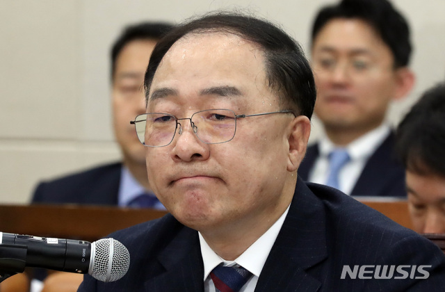 【서울=뉴시스】박영태 기자 = 4일 오전 서울 영등포구 여의도 국회에서 열린 국무위원후보자(부총리 겸 기획재정부장관 홍남기) 인사청문회에서 홍남기 후보자가 의원 질의를 듣고 있다. 2018.12.04. since1999@newsis.com