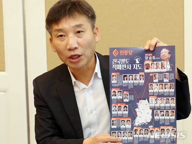 [서울=뉴시스]박영태 기자 = 지난 2018년 12월 서울 영등포구 여의도 국회에서 이상규 민중당 상임대표가 취임 100일 기자간담회를 하고 있다. 2018.12.04.since1999@newsis.com