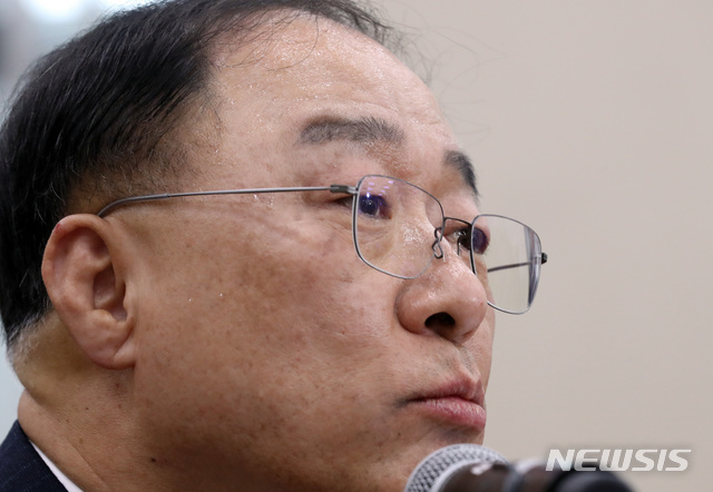 【서울=뉴시스】박영태 기자 = 4일 오전 서울 영등포구 여의도 국회에서 열린 국무위원후보자(부총리 겸 기획재정부장관 홍남기) 인사청문회에서 홍남기 후보자가 의원 질의에 답변하고 있다. 2018.12.04.since1999@newsis.com