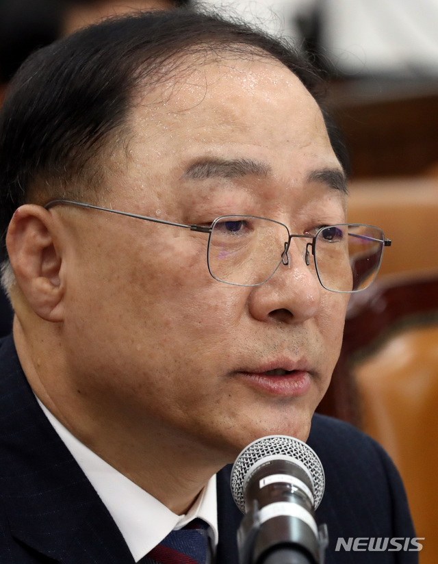 【서울=뉴시스】박영태 기자 = 4일 오전 서울 영등포구 여의도 국회에서 열린 국무위원후보자(부총리 겸 기획재정부장관 홍남기) 인사청문회에서 홍남기 후보자가 의원 질의에 답변하고 있다. 2018.12.04.since1999@newsis.com