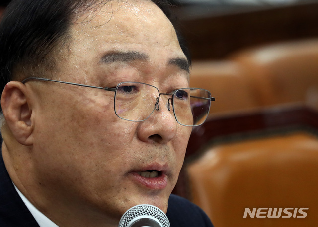 【서울=뉴시스】박영태 기자 = 4일 오전 서울 영등포구 여의도 국회에서 열린 국무위원후보자(부총리 겸 기획재정부장관 홍남기) 인사청문회에서 홍남기 후보자가 의원 질의에 답변하고 있다. 2018.12.04.since1999@newsis.com