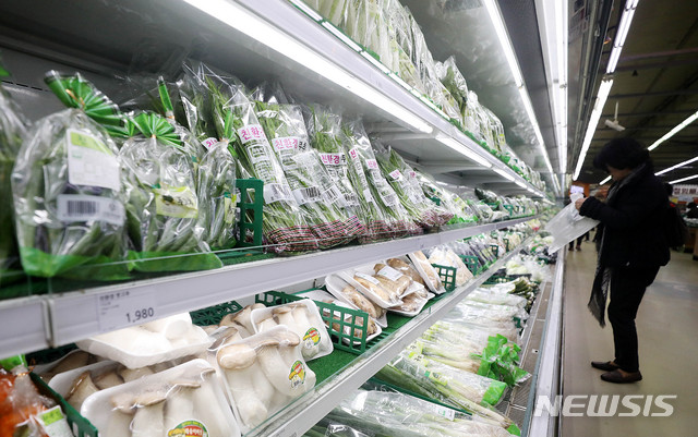 【서울=뉴시스】추상철 기자 = 소비자물가 상승률이 농산물과 유가 급등으로 두 달 연속 2%대를 기록했다. 4일 오전 서울의 한 대형마트에서 시민들이 채소를 고르고 있다. 2018.12.04.&nbsp; scchoo@newsis.com