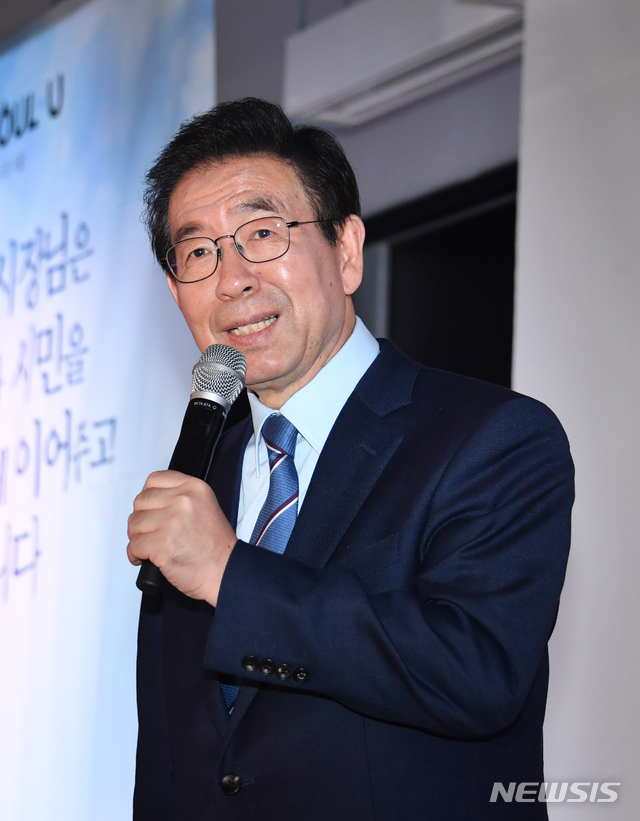 【서울=뉴시스】 박원순 서울시장이 4일 서울 종로구 세운상가 세운홀에서 열린 '명예시장 위촉장 수여식'에 참석해 인사말을 하고 있다. 2018.12.04. (사진=서울시 제공)&nbsp; photo@newsis.com