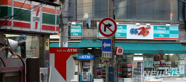 【서울=뉴시스】추상철 기자 = 공정거래위원회의 '편의점업계 근거리 출점 자제를 위한 자율 규약 선포식'을 통해 출점 거리제한이 18년 만에 부활된다. 4일 오후 서울 도심 이면도로를 사이에 두고 편의점이 마주한 채 영업을 하고 있다. 2018.12.04. scchoo@newsis.com