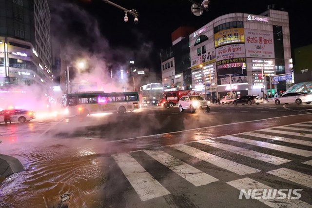 【서울=뉴시스】조성봉 기자 = 4일 오후 8시43분께 경기 고양시 일산동구 백석동 백석역 3번 출구 인근에서 발생한 온수배관 파열 사고로 주변에 수증기가 가득 차 있다. 이번 온수관 파열로 주변을 지나던 시민들이 화상 등의 부상을 입어 인근 병원으로 이송됐다. 2018.12.04. (사진=독자제공)  photo@newsis.com