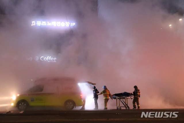 【서울=뉴시스】조성봉 기자 = 4일 오후 8시43분께 경기 고양시 일산동구 백석동 백석역 3번 출구 인근에서 발생한 온수배관 파열 사고로 주변에 수증기가 가득 차 있다. 이번 온수관 파열로 주변을 지나던 시민들이 화상 등의 부상을 입어 인근 병원으로 이송됐다. 2018.12.04. (사진=독자제공) photo@newsis.com