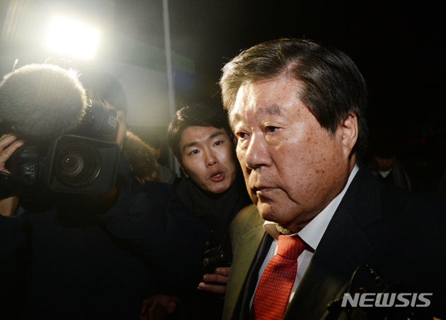 【전주=뉴시스】김얼 기자= 8년간의 잠적 끝에 잡힌 최규호 전 전북교육감의 동생 최규성 전 한국농어촌공사 사장이 4일 전북 전주시 전주지방검찰청에서 최규호 전 교육감의 도피 행각을 돕게 한 혐의(범인도피 교사)로 14시간의 조사를 받고 검찰청을 빠져나가고 있다. 이날 최규성 전 한국농어촌공사 사장은 기자들의 질의를 받지 않고 도민들께 죄송하다는 말을 남겼다. 2018.12.04pmkeul@newsis.com