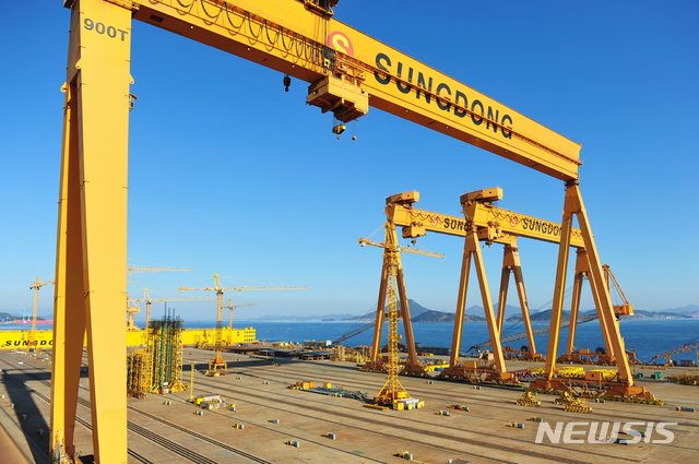 【통영=뉴시스】신정철 기자 = 경남 통영시 광도면 안정국가산업단지내 188만㎡(58만여평)의 성동조선해양이 오는 19일 M&A(인수·합병)에 따른 입찰을 벌인다. 조선소 입지조건이 전세계에서도 손꼽히고, 시설도 현대식으로 잘 마련돼 있는게 장점인 성동조선해양의 야드 모습이다. 2018.12.05.(사진=성동조선해양 제공) photo@newsis.com