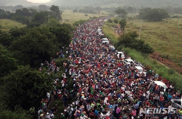 【로스앤젤레스=뉴시스】 폭스뉴스는 4일(현지시간) 멕시코 티후아나에서 하염없이 기다리며 좌절감에 빠져 있던 25명 이상의 이주민들이 전날 밤 미국 국경 철책울 터고 넘었다가 대부분 미 국경수비대에 붙잡혔다고 보도했다.6000여명의 중미 출신 이주자들은 티후아나 베티토 후아레스 스포츠단지에 있던 보호소가 과포화상태에 따른 위생 및 질병 감염 문제로 폐쇄되면서 새로운 보호소로 옮기면서 대혼란을 빚어졌다. <사진=폭스뉴스 캡처> 2018.12.04