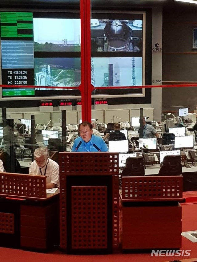 【기아나=뉴시스】공동취재단 = 이상률 한국항공우주연구원 부원장이 천리안 2A호에 대해 설명하고 있다. (사진제공=한국항공우주연구원)