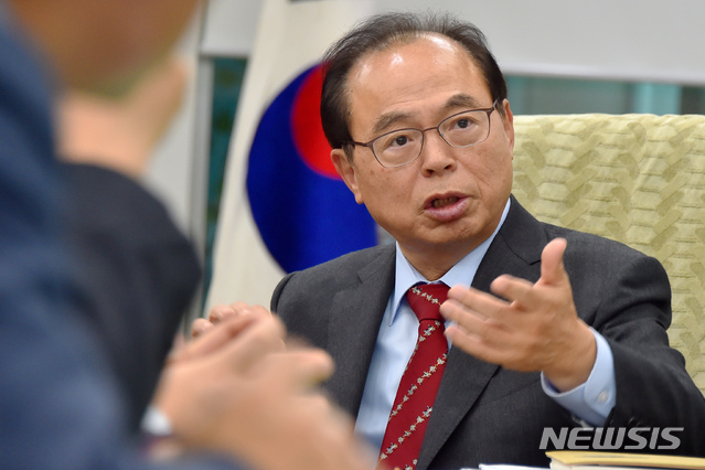  【부산=뉴시스】허상천 기자 =&nbsp;&nbsp; 오거돈 부산시장은 6일 도시외교 중점 추진을 위해 첫 중국 방문에 나서면서 “음주운전에 대한 사회적 인식변화에 부산시 공무원이 앞장서 줄 것”을 당부했다.2018.12.06. (사진 = 부산시 제공) photo@newsis.com