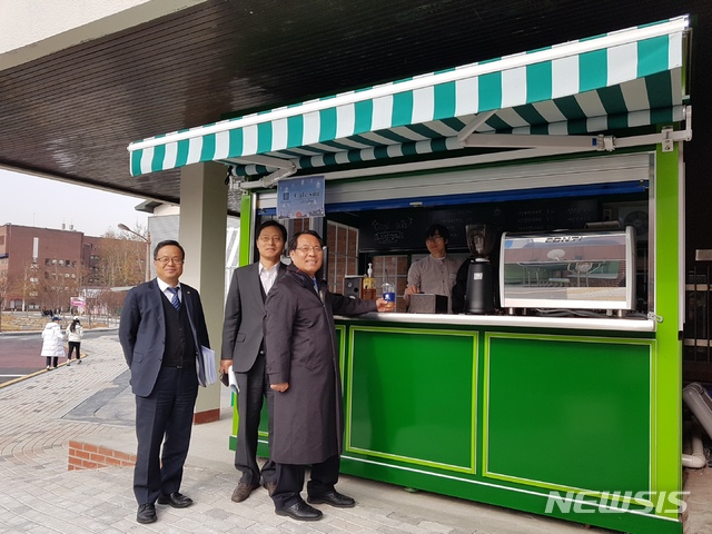 【대전=뉴시스】 한남대 이덕훈 총장이 베트남 유학생들 창업 카페에 들려 커피를 주문하고 있다.(사진=한남대 제공) 