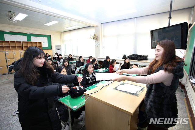 【청주=뉴시스】인진연 기자 = 한국교육과정평가원이 5일 오전 2019학년도 대학수학능력시험(수능)성적표를 전국 수험생에게 배부한 가운데 충북 청주 중앙여자고등학교에서 학생들에게 성적표를 전달하고 있다. 2018.12.05  inphoto@newsis.com