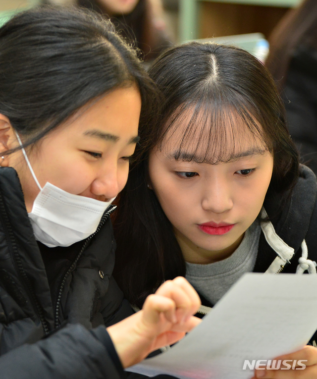 【청주=뉴시스】인진연 기자 = 한국교육과정평가원이 5일 오전 2019학년도 대학수학능력시험(수능)성적표를 전국 수험생에게 배부한 가운데 충북 청주 중앙여자고등학교 학생이 성적표를 살펴보고 있다. 2018.12.05  inphoto@newsis.com