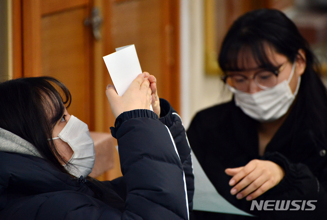 【청주=뉴시스】인진연 기자 = 한국교육과정평가원이 5일 오전 2019학년도 대학수학능력시험(수능)성적표를 전국 수험생에게 배부한 가운데 충북 청주 중앙여자고등학교 학생이 성적표를 살펴보고 있다. 2018.12.05 inphoto@newsis.com