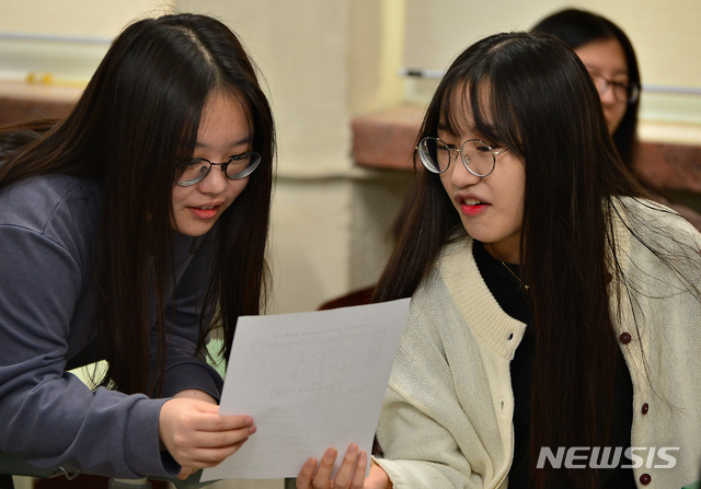 【청주=뉴시스】인진연 기자 = 한국교육과정평가원이 5일 오전 2019학년도 대학수학능력시험(수능)성적표를 전국 수험생에게 배부한 가운데 충북 청주 중앙여자고등학교 학생이 성적표를 살펴보고 있다. 2018.12.05  inphoto@newsis.com 