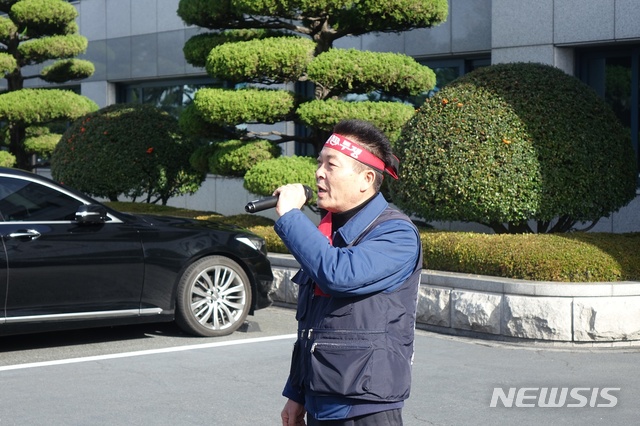 【울산=뉴시스】박일호 기자 = 5일 오전 울산시 북구 현대자동차 울산공장 본관 앞에서 금속노조 현대자동차지부가 광주형 일자리 협약 체결을 규탄하는 항의집회를 연 가운데 하부영 노조위원장이 투쟁사를 하고 있다. 2018.12.05. piho@newsis.com