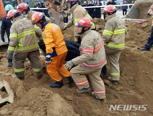 경기 파주시 공사장에서 발생한 인부 매몰 사고 현장에서 구조대원들이 인부를 병원으로 옮기고 있다. (사진=파주소방서 제공)