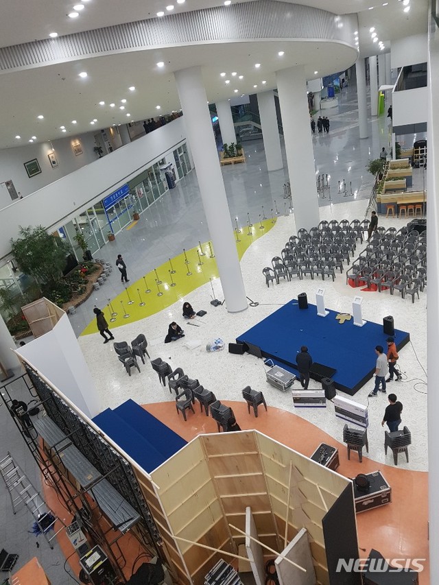 【광주=뉴시스】송창헌 기자 = 5일 오후 광주시청 1층 로비에서 광주시청 공무원 등이 광주형 일자리의 첫 모델인 현대차 광주 완성차공장 투자사업 최종 협약서 조인식에 대비해 행사장을 꾸미고 있다. 당초 6일로 예정된 이날 행사에는 문재인 대통령의 참석도 예상됐었다. 2018.12.05 goodchang@newsis.com