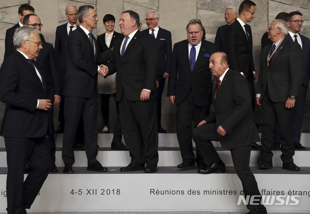 【브뤼셀=AP/뉴시스】북대서양조약기구(NATO)가 4일(현지시간) 성명을 통해 러시아의 중거리핵전력조약(INF) 위반을 규탄했다. 사진은 마이크 폼페이오 미 국무장관(앞줄 왼쪽 세번째)이 이날 벨기에 브뤼셀에서 열린 NATO 외교장관 회의 참석자들과 인사를 나누는 모습. 2018.12.05.